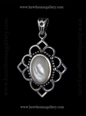 Silver Pendant Set With Mother Of Pearl