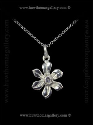 Silver Daffodil Pendant Set With Diamante Stone