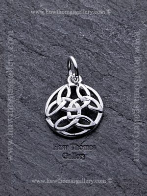 Silver Celtic Pendant / Necklace In A Circle Design
